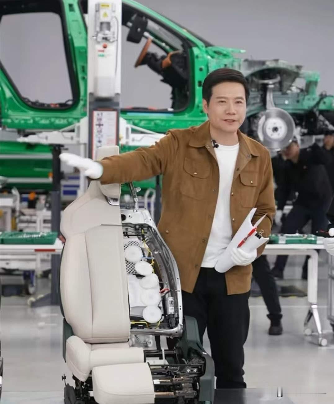 小米汽车，亲力亲为，
雷军直播拆车，极限跑高环，直播测续航，
胡峥楠亲测爆胎，同样直播测续航，
小米汽车，成立不久，
老板，高管，亲自下场测试，
体现了对自家产品的自信，传递认真造车的态度。