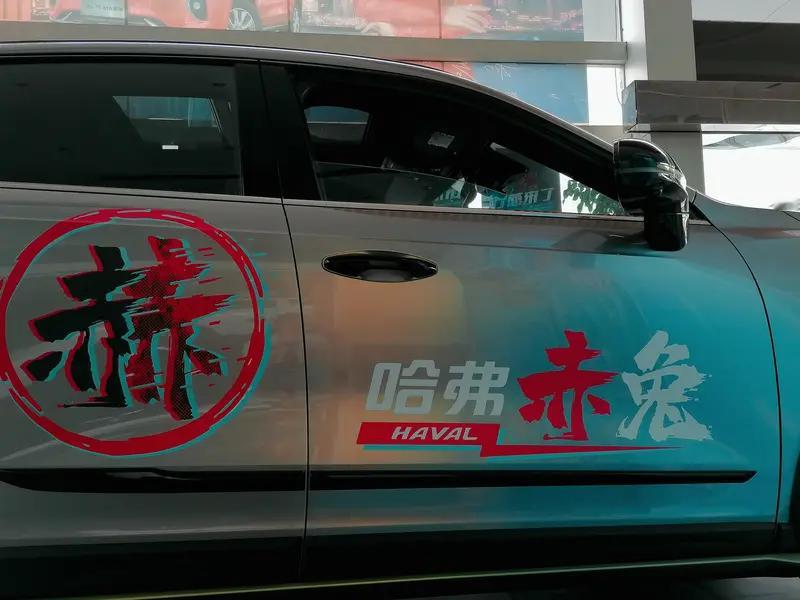 哈弗猛龙PLUS力魂版这波真的戳中轻越野玩家的痛点了。
之前身边不少玩近郊穿越的朋友，自己改外观套件、调底盘，年检前要全拆复原折腾大半天，动了线路还直接丢