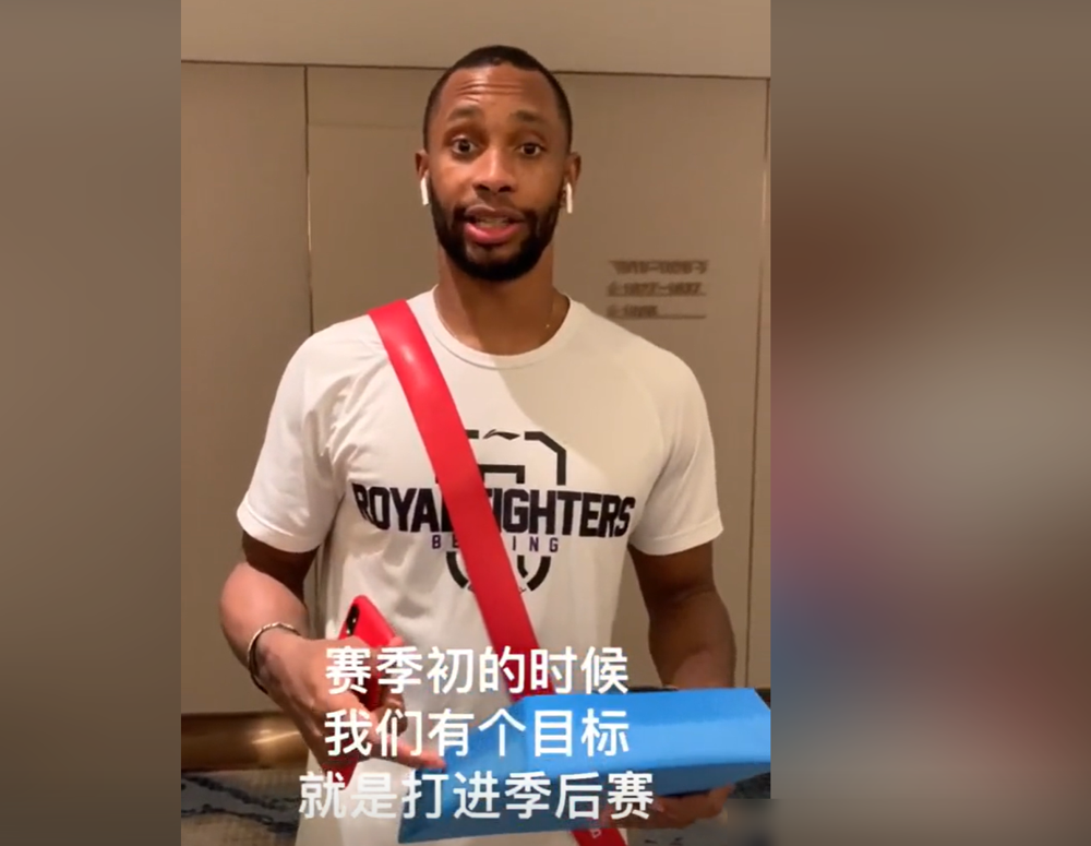 弗格真要穿广东球衣了，36岁，火线救急，顶的是骨折的萨姆纳。
上赛季在上海场均11分，三分41.6%，季后赛跟着拿了冠军。不年轻了，但CBA这套体系他闭着眼都能跑。广东现在缺的不是大牌，是能上场就把活干明白的人。
辽宁球迷说他是职业素养最好的外援之一，广东球迷曾经喊他罚格。如今人没变，队服变了，