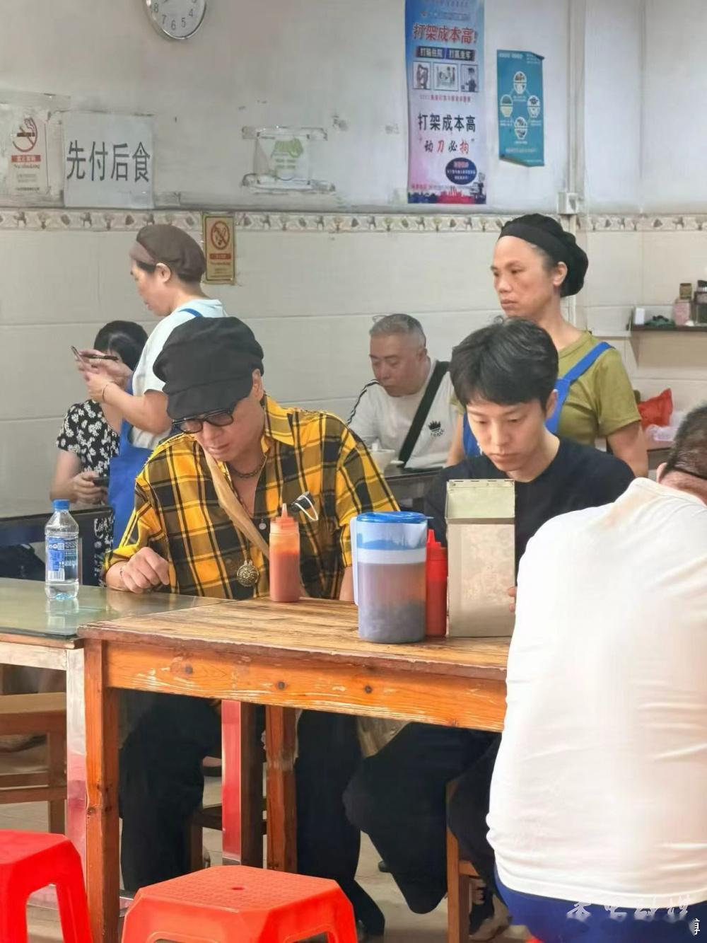 【吴镇宇低调现身番禺！到市桥叹早茶 与肠粉“擦肩而过”】7月13日清晨...