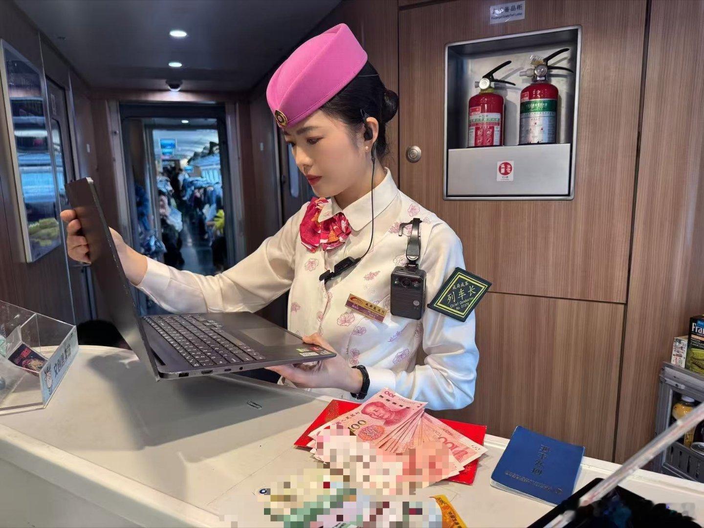10月4日，由绵阳开往峨眉山方向的C6307次，接旅客求助在3车拾得一个黑色双肩包，内有笔记本电脑、现金、银行卡、学生证等，列车长立即联系旅客确认物品后，于眉山东站与车站工作人员办理交接，告知旅客到车站认领，旅客表示非常感谢。铁路温馨提示:请您妥善保管好您的随身物品，如不慎遗失，需要帮助时 ​