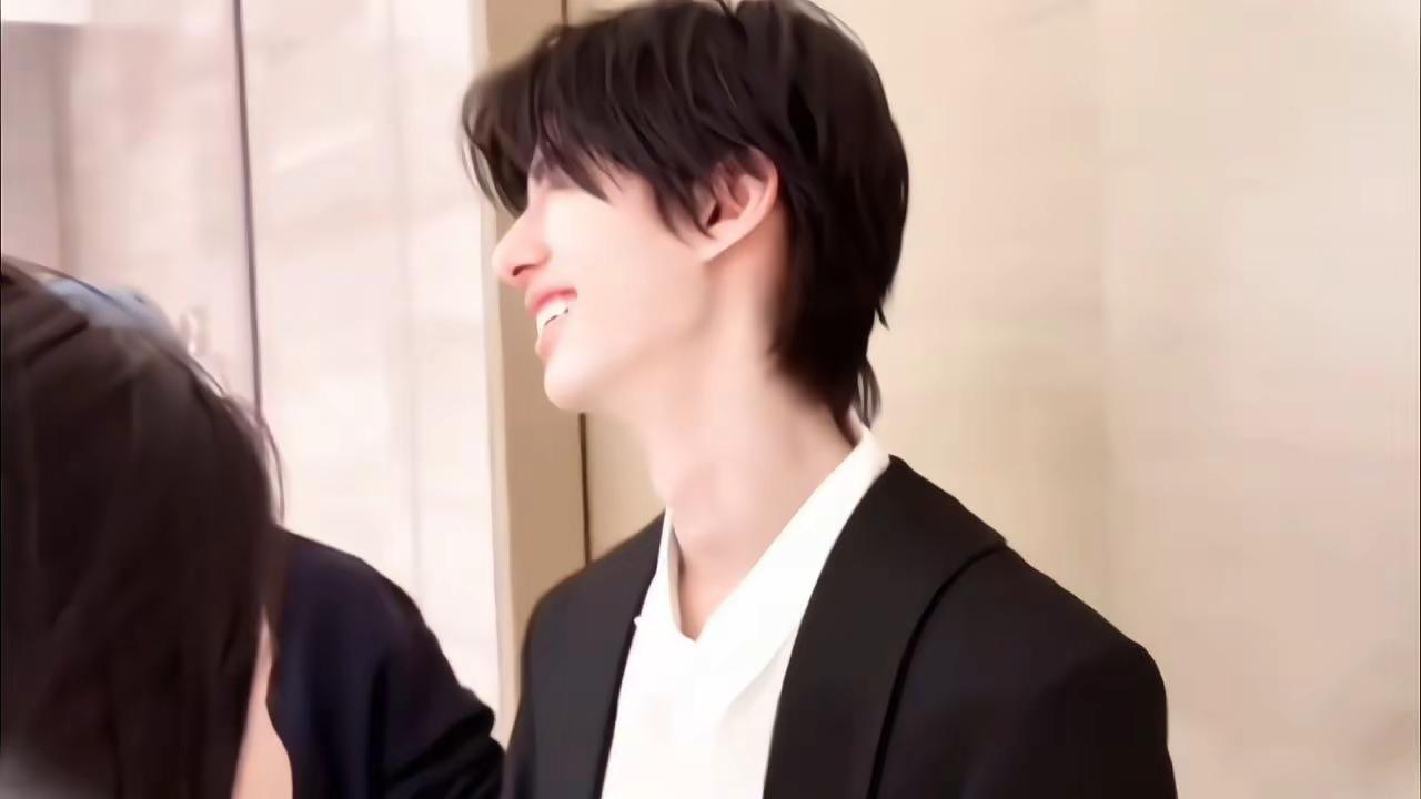 看着你的笑 我好像就已足够他笑起来真的好甜