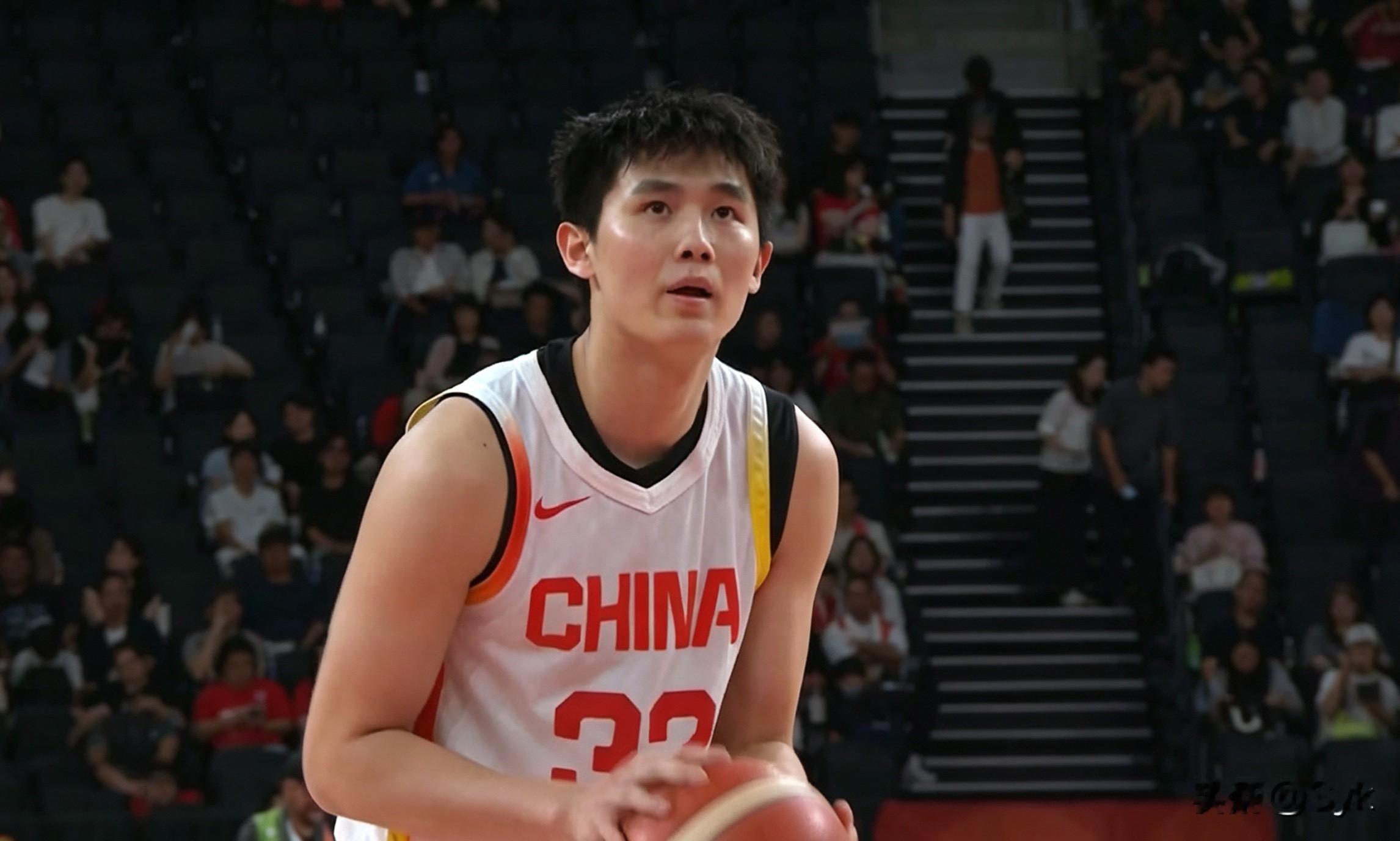 今天如果没有庞峥麟、李弘权，中国男篮输的会更惨。

庞峥麟拿到22分，李弘权12分，整场比赛中国70:79不敌伊朗。就这两个队员拿分上双，其他球员表现惨不忍睹。

胡明轩上场了22分钟，只拿到2分，正负值低至-15。胡金秋同样仅有2分，余嘉豪、焦泊乔、廖三宁、王俊杰得分全部少得可怜，全队进攻完全断档