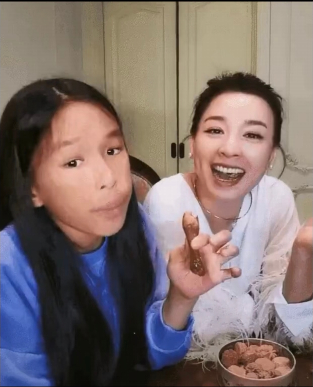 童年女神张庭的女儿外貌引热议！
张庭长相甜美
瓜子脸上有两个深深的酒窝
年轻时拍了不少经典的电视剧
给观众留下了深刻的印象
可是她女儿完全没有遗传到她的美貌
皮肤黝黑、香肠嘴、小眼睛
张庭是天然美女
又没整容
为什么女儿完全是另外一个模样！