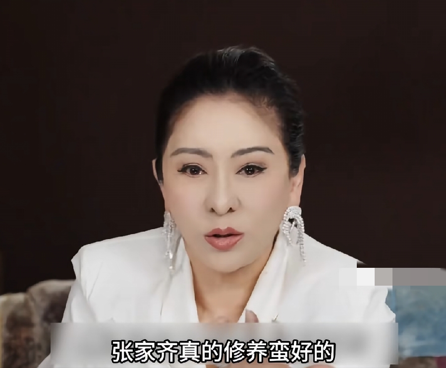 向太真是敢说啊！
看了《我家那闺女》的综艺，很多人都看出来张家齐母女关系不好，但谁能想到向太居然直接建议张家齐考虑断亲。

这个断亲不是说一分钱不赡养，而是做情感上的切割，钱照样给，但减少联系，远离持续消耗自己的父母。
 
向太夸张家齐修养特别好，从头到尾没在外人面前控诉母亲半句。
但是她直言，张家