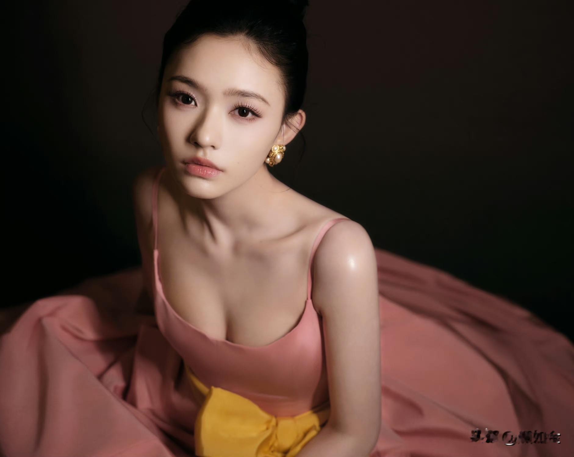 林允粉色低胸裙写真释出，甜欲风狙击心动！  一袭柔粉深低胸长裙，衬得她...