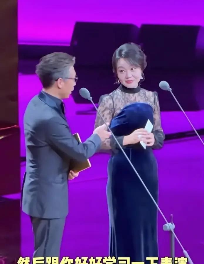 李乃文跟闫妮说“好久没见”，闫妮当场给撅回去了：前两天刚见过，装什么装。


这话落在片场休息区，周围几个工作人员都憋着笑。李乃文脸上挂不住，手里那杯刚接的热水差点没端稳，他张了张嘴，最后只“嘿”了一声，扭头去翻剧本。

闫妮没再理他，低头剥橘子。她向来这样，嘴上不饶人，心里却不装事，剥完顺手递了一