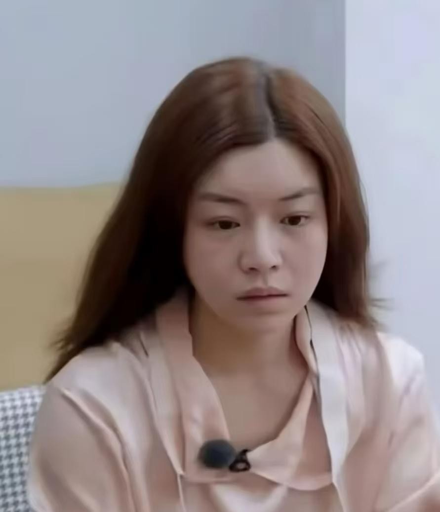 陈妍希现在最扎心的恐怕根本不是还能不能遇到良人，而是等儿子长到能自己上网搜父母名字的那一天。
当年全网都在死磕“陈晓眼里为什么没有光”，那些捕风捉影的八卦和细节放大镜，直到今天只要稍微有点动静就被翻出来重新嚼一遍。
大人分开了，拍戏的拍戏，带娃的带娃，时间一长，成年人的那些坎总能迈过去。
可孩