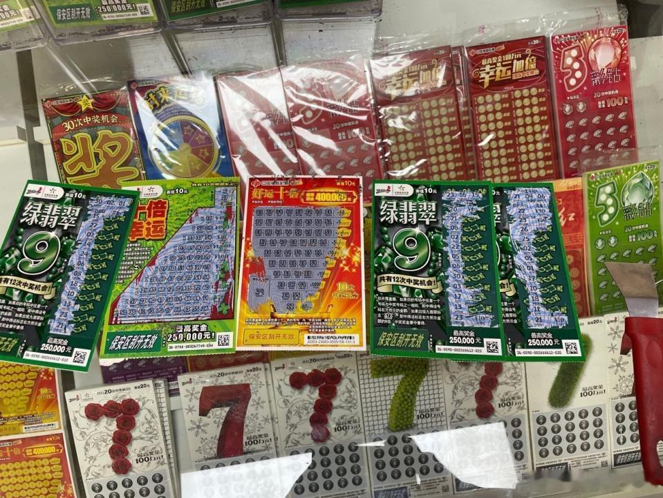 和摊主发生争执，情急之下躲进卫生间企图逃避结账，摊主堵门报警处理，离...