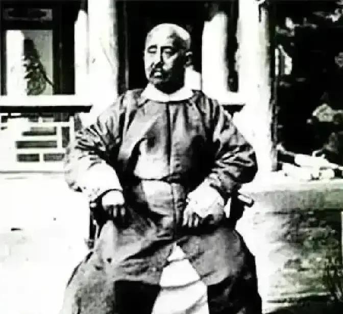 捻军后期的首领名为张宗禹，1868年最终兵败，仅余十余名部下，逃至一座破败的庙宇，翌日他的下属醒来，发觉他已消失不见，随后李鸿章派人搜捕方圆几十里，终究是活不见人，死不见尸。
 
信源：中文百科——張宗禹(清末捻軍著名將領)
 
1868年盛夏，山东与河北交界的徒骇河边，一个浑身泥浆的男人把靴子摆正
