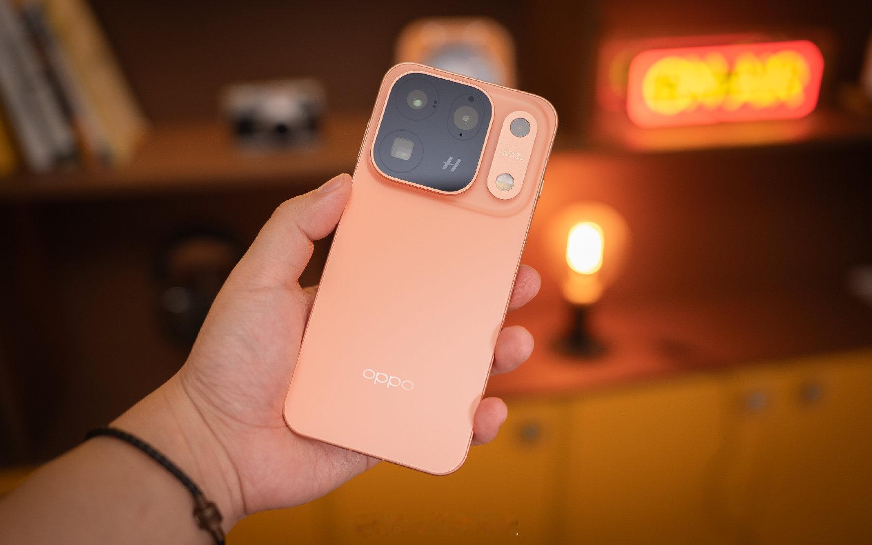这就是最新的OPPO Find X10 Pro Max和Find X10标准版了，你觉得好看吗？两个版本都配有增距镜的套装，样张今天还不能发，很漂亮，过两天发大家看。
#OPPOFindX10# 系列  #OPPOFindX10#ProMax  #OPPO原相机发力了# ​