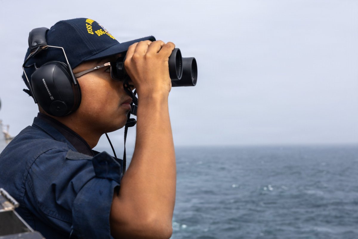 “约翰·保罗·琼斯”号（USS John Paul Jones，舷号DDG 53）导弹驱逐舰继续在地区海域执行美国对伊朗的封锁任务，一名美国海军水兵正在舰上值更。

截至9月3日，为确保全面遵守封锁要求，美国中央司令部（CENTCOM）部队已指令87艘商船改变航向，令三艘商船失去行动能力，并对两艘商船进行登船检查。 ​