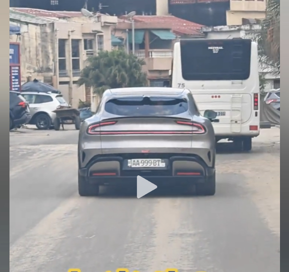 发现小米汽车非常稳，海外已经有了不少小米汽车。这也意味着新势力淘汰赛已经结束。小米汽车正渐渐成为各品牌的标杆，有对标外观的，有对标内饰的，有对标赛道的，有对标漂移的。可以说，小米汽车带动了行业正向发展，不讲情怀，不贴牌，不吹牛，建设自己的工厂，钻研核心技术，用质量征服市场。