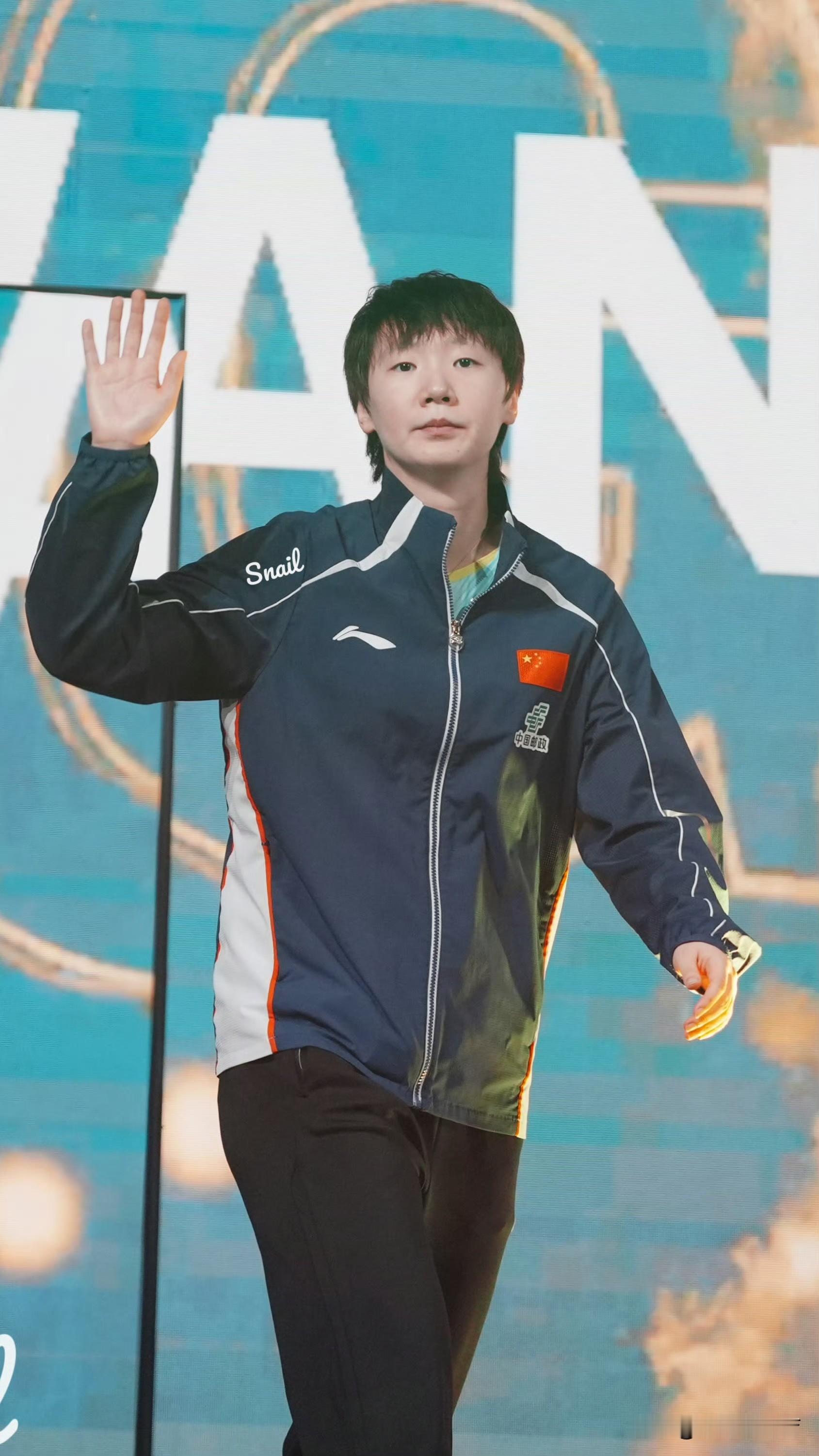 名古屋亚运会，国乒1-3首败，新科世界第一爆冷输球

国乒女团对阵中国澳门女团，作为第一位出战的，新科世界第一王曼昱1-3不敌中国澳门老将朱雨玲，爆了一个冷门，四局比分为：9-11，9-11，11-7，11-13。

值得一提的是，在第四局6-10落后的情况下，王曼昱连续追分至10-10，但是朱雨玲