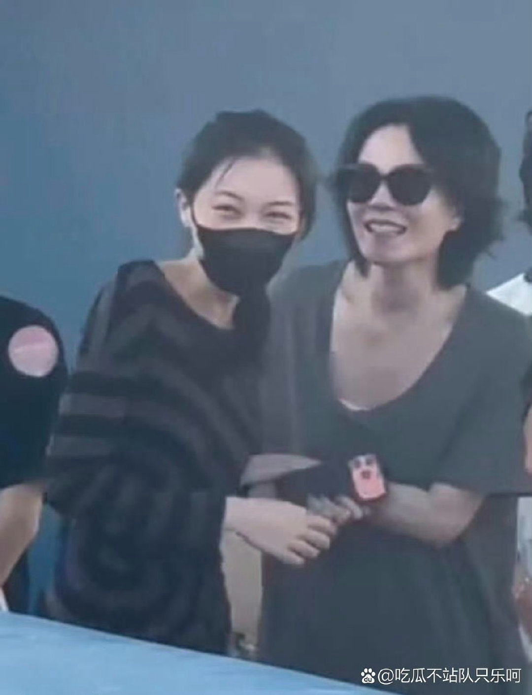 王菲李嫣现身阿那亚，一起看窦靖童演唱会 ​