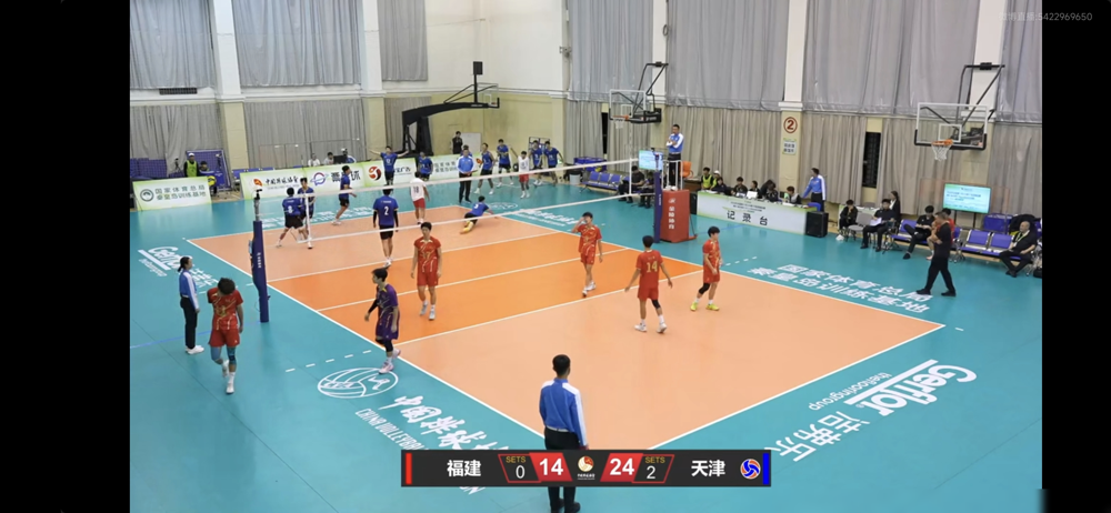 天津青年男排又把福建剃了个光头，3比0，两场6局全拿，一局没丢。
10月12日打山西，25比21、25比15、25比19，对面基本没还手之力。10月13日碰福建，前两局咬到25比23，第三局直接25比14打崩。这拨孩子往网前一站，那个头就是明摆着的优势。
C组两连胜到手，积分压着走，出线16强基