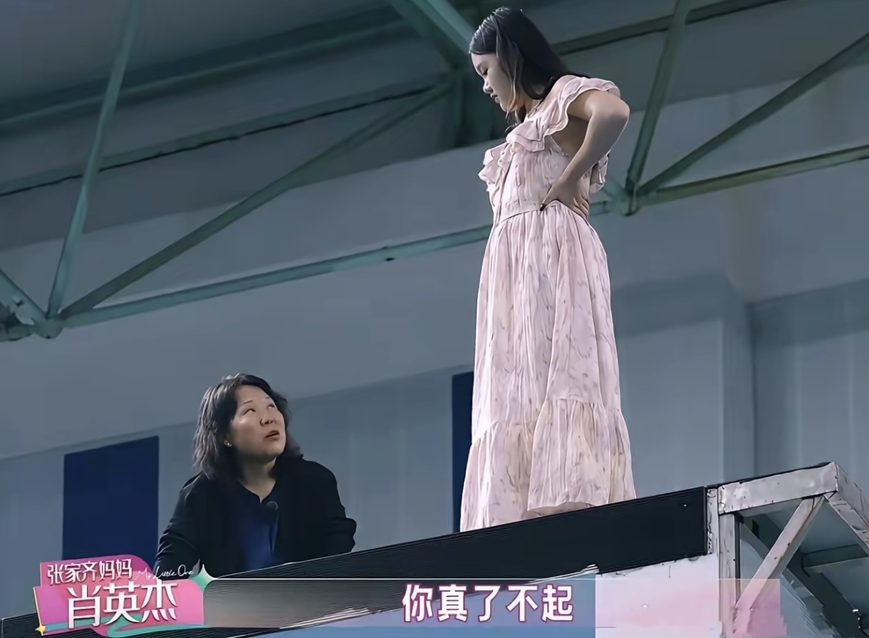 看完傅园慧爸妈的互动，再回头看张家齐和妈妈的“坦白局”，心里堵得慌。

傅园慧她爸每天早起做早餐，饭凉了自己吃掉再做一份；女儿去外地训练，全家跟着搬，游泳馆门口天天有他。傅园慧比赛，他嘴上说“享受比赛就行”，心里把女儿的苦记得比谁都清楚。张家齐6岁进跳水队，12岁进国家队后，妈妈几乎没再出现在训练场