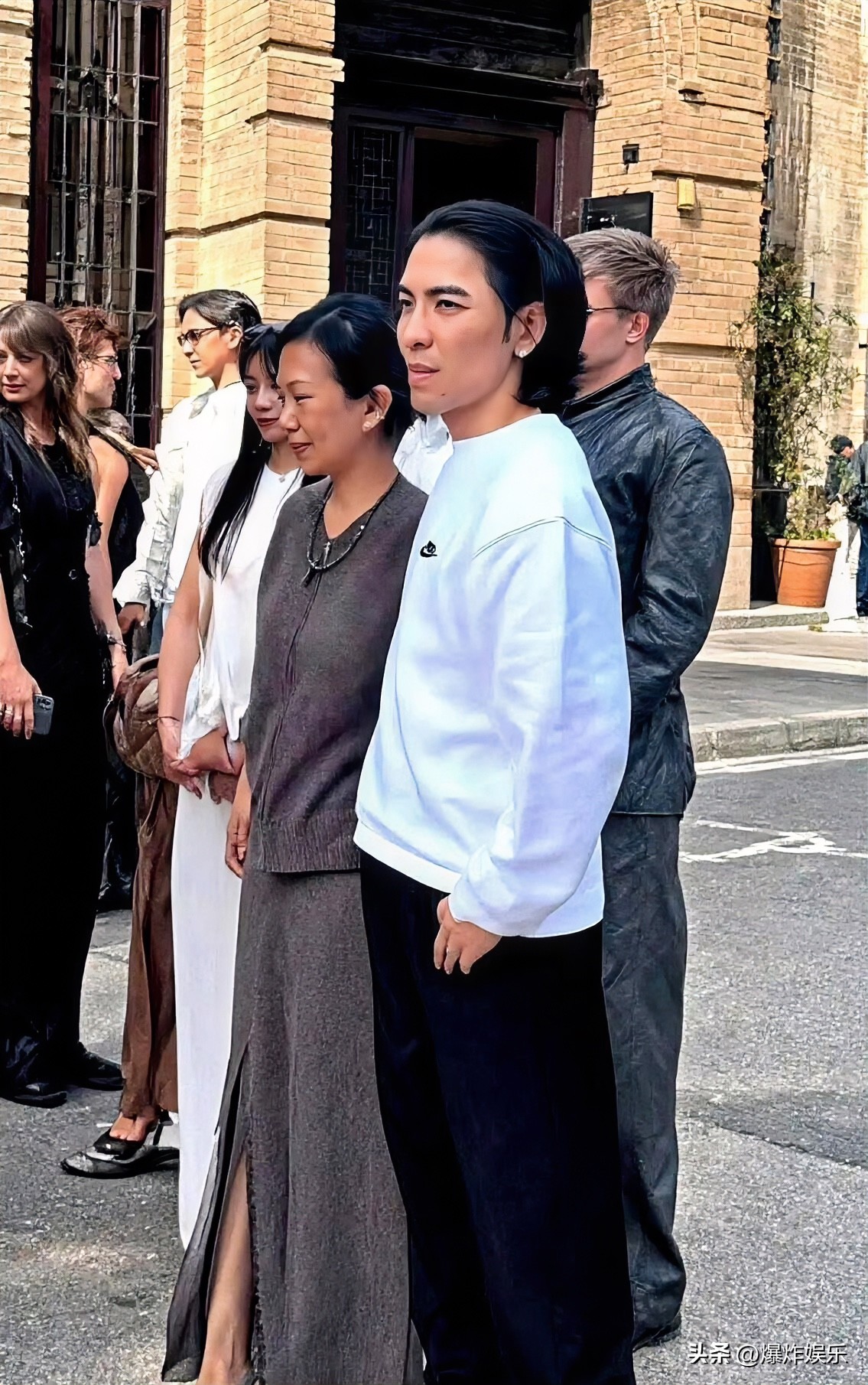 路人实拍萧敬腾夫妻，
一个显沧桑一个老态明显！

萧敬腾和老婆林有慧一同出席线下活动，路人原相机照片流出，两个人的状态一下子被大家拿来讨论。

才53岁的林有慧，面部皱纹很明显，整体看着沧桑感很重。一旁的萧敬腾也不复往日少年感，满脸疲惫，肉眼可见熬成大叔模样。

夫妻俩近期一同现身不少公开场合，没有