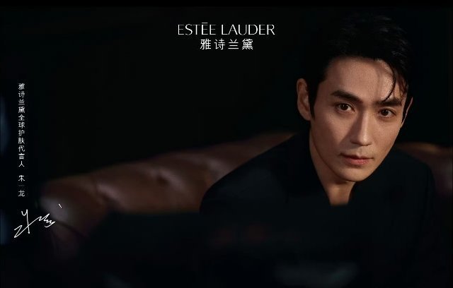 #雅诗兰黛白金黑神话面霜#  

过了三十岁就明显感觉皮肤不一样了，暗沉、干纹全冒出来。

到了这个年纪，光保湿真不够了，得追求深层修护。

白金黑神话面霜，挺惊喜的，质地润但不厚，抹开很顺，吸收也快。用完早上起来脸是那种透亮软嫩的状态，不是浮在表面的油光，是皮肤自己透出来的光泽 ​