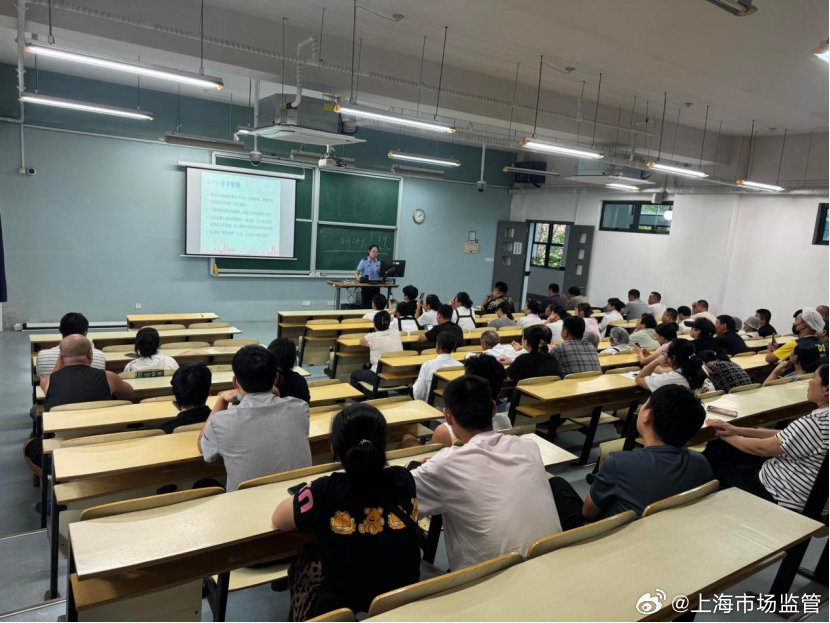 #区局动态#【强化校园食品安全管理 护航高校师生饮食安全】近日，陈家镇所面向辖区两所高校开展食品安全专题培训。采用现场 + 集中培训模式，讲解食材管控、加工规范、隐患排查等实操要点，提升食堂管理人员与从业人员能力，督促高校落实食品安全主体责任。 ​