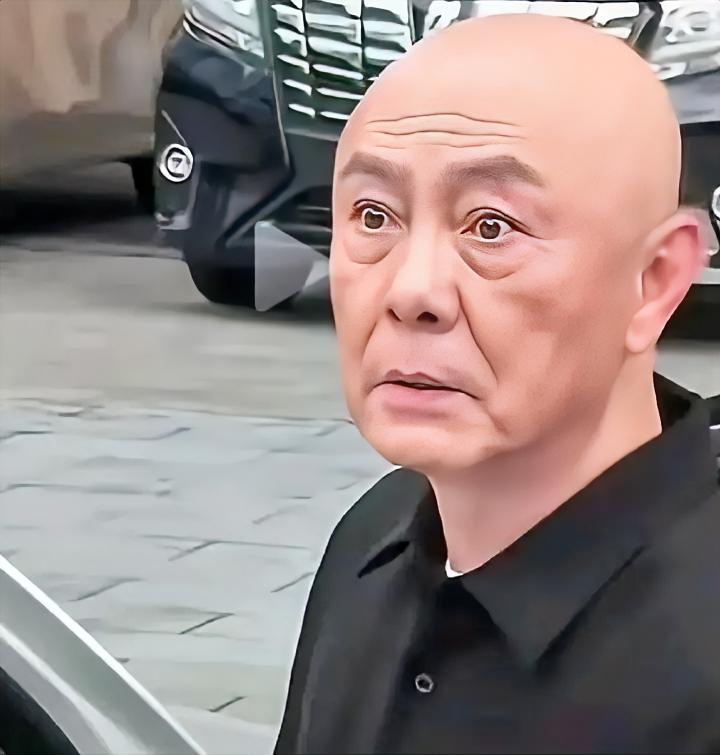 56岁张卫健街头被拍，一张生图路透，直接撕碎了不老男神的滤镜。
黑色Polo衫一穿，还是那个利落的身形。
可镜头一拉近、放大细看，网友全沉默了。
没有冻龄，只有真实的老态；不见少年气，满屏塑料感。
那张脸变化太大，眉毛生硬得像用尺子描的，圆睁的双眼配上抬头纹，僵硬又滑稽。
其实对抗岁月最体面的方式，