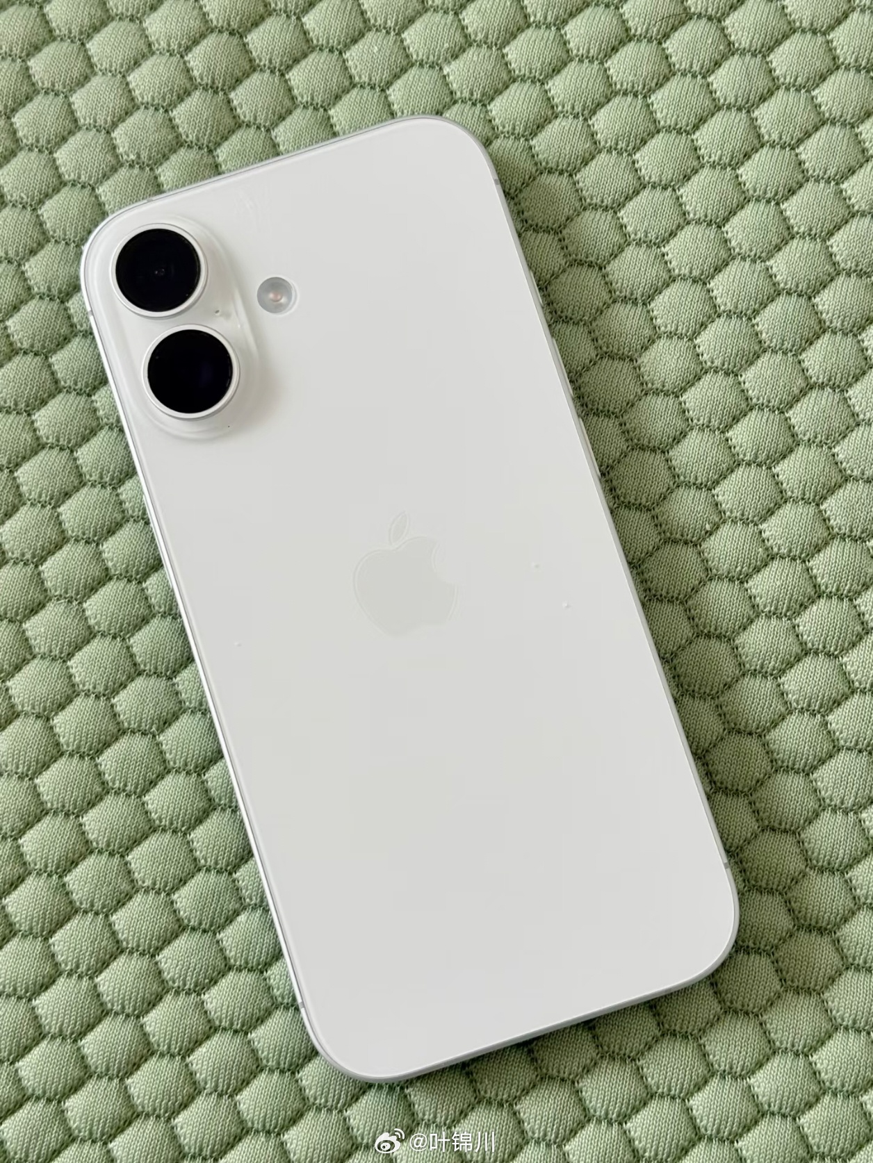现在 iPhone 18 Pro 的价格确实已经高到了拒绝一部分原本想买的人，这个情况下去买有高刷、电池可以充电也还到位的 iPhone 17 标准版，确实是个不错的选择，只要你不是那么在乎手机取得长焦的话。

但如果说 iPhone 的标准版越来越值得等了，我觉得可能还有点说的太早了，目前也就是 iPhone 17 这一代 ​