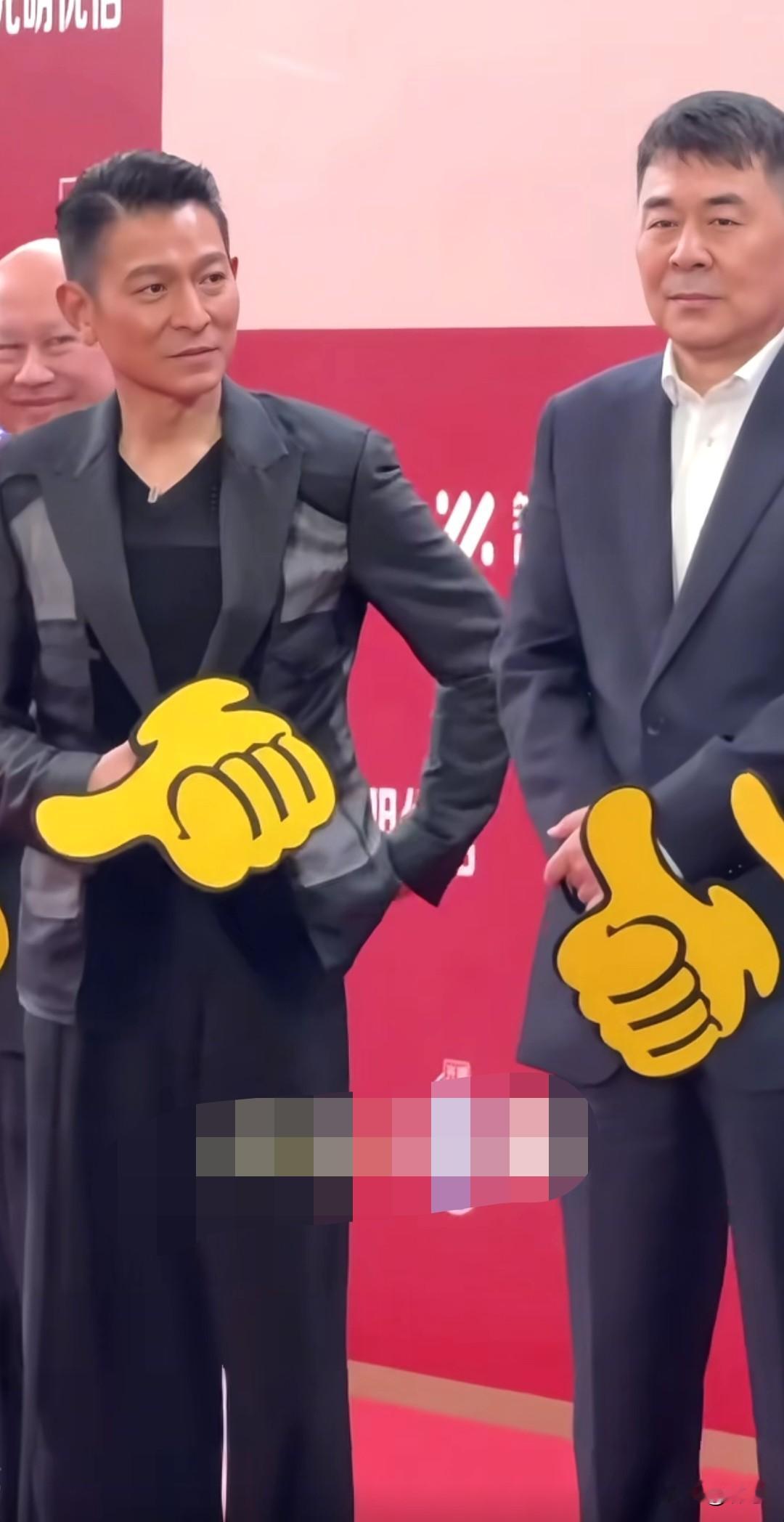  时隔多年再合作！刘德华、陈建斌携《无名之辈》系列亮相上影节，新片定档信息公布[耶][耶][耶]刘德华、杨受成、陈建斌同框上影节！《无名之辈》系列重磅亮相，新片定档引期待[比心][比心][比心] 上影节红毯星光熠熠！刘德华、陈建斌、杨受成罕见同框，《无名之辈》系列引关注[呲牙][呲牙][呲牙]