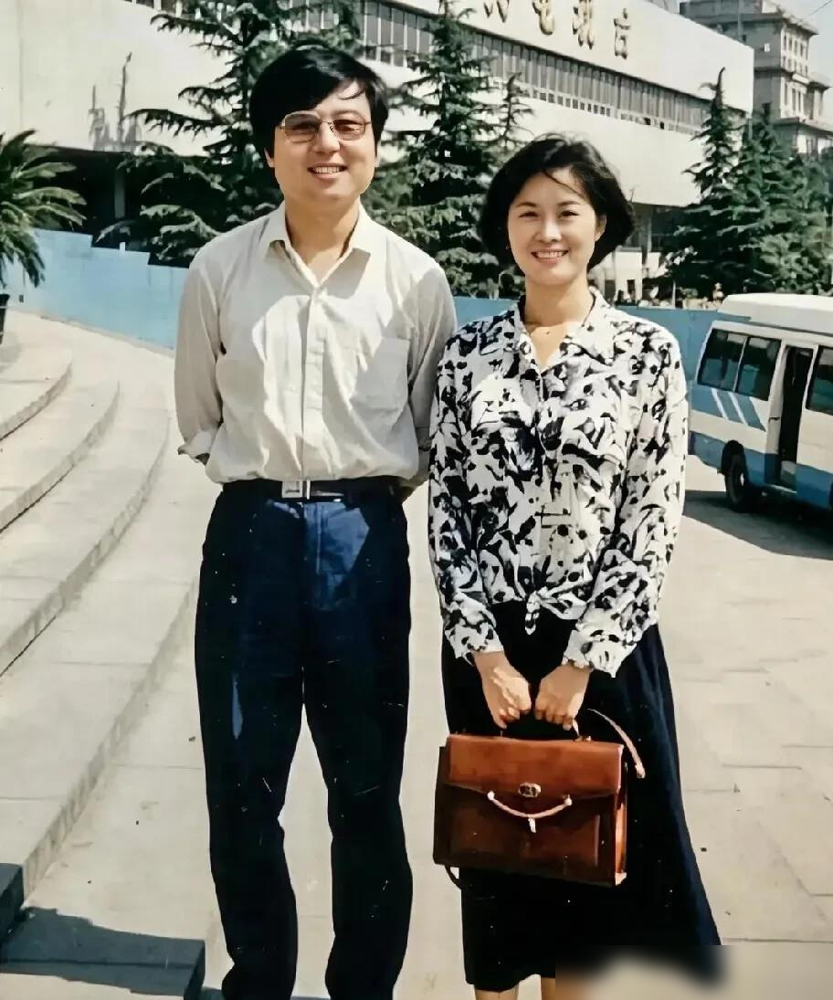 1994年的央视门口，敬一丹推着辆旧自行车下班，照片里那身灰外套洗得领口都软塌了。
搁现在，谁敢信这是个名主持？那会儿她正做着《一丹话题》，稿子里一个词能跟自己较劲半天，改不顺口绝不进棚。台里领导嫌她缺锐气，制片人觉得女主持压不住《焦点访谈》的场子。她也不争，带着新人张泉灵跑采访，素着脸跟人说：主