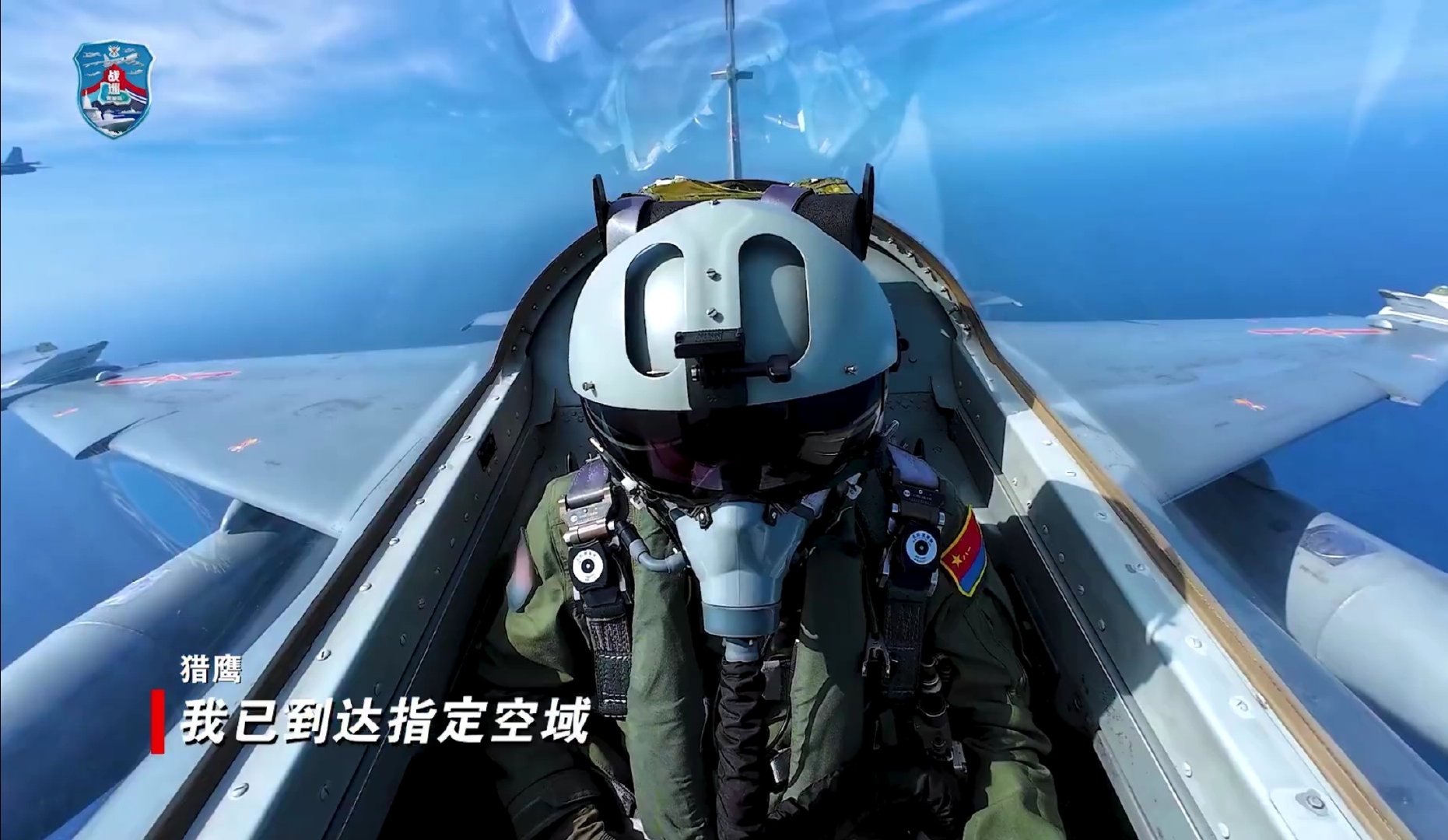 #南部战区位中国黄岩岛领海领空及周边区域组织战备警巡#空军某飞行学院的教员驾驶教10挂实弹在黄岩岛海域上空驱离接近我黄岩岛领空的菲律宾小型公务机 ​​​