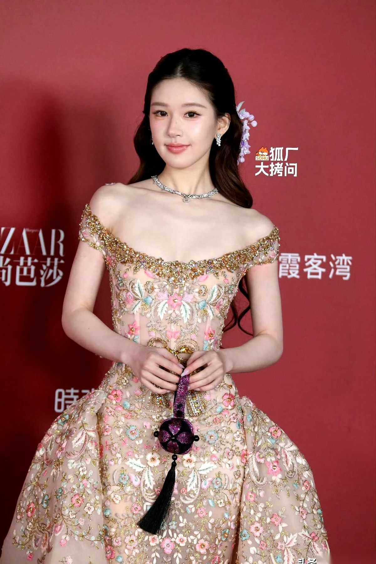 芭莎晚宴上赵露思换上的那两套高级定制礼服，台前看着风光，幕后消息一出来却引发了不小的动静。
据网传业内消息，这两条单价动辄几十万起步的裙子，根本不是品牌出借的，而是自掏腰包真金白银买下的。
自己花重金买衣服走红毯，不仅没能顺理成章拿到品牌喝彩，反而传出品牌公关那边不太满意的声音。
更耐人寻味的是后续