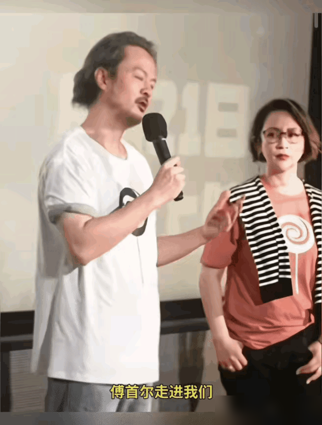 投资5000万的电影，上映十天总票房才8万！
主演是傅首尔，制片人推广现场哭到发抖，现在全骂傅首尔没号召力，怪选角错了。
实际上片子压了五年才排上上映，首日排片占比不到0.1%，全国总共才9场放映。
宣发蹭《妈妈咪呀》热度，拿的那几个国际奖项，业内都知道含金量聊胜于无。
影视圈的生意，从来都