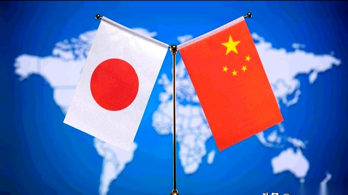 9月8日，日本产经新闻播报了一则消息：日本经济产业大臣赤泽亮生对着镜头，强烈抗议中国对日本部分半导体材料征收反倾销税，并大声嚷嚷着要求“必须撤回”。
在这位大臣的嘴里，中国成了“故意打压”的恶人，违反了所谓的国际惯例。
但只要翻开贸易账本，白纸黑字的数据却十分刺眼。
就拿一款名叫“二氯二氢硅”的半导