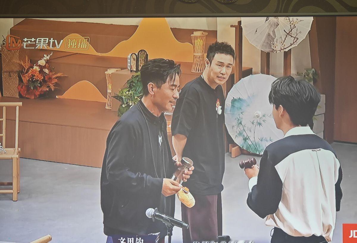 四公还没开打，郭晓东这组就已经被推到风口：小沈阳不爱当队长、余文乐唱跳意愿下滑、李光洁和他一样不是唱跳型，四人年龄加起来快两百。危险区里，王啸坤有王传君带，陈若轩被阿云嘎收编，唯独郭晓东一头扎进最没控场的队。前几期他人气刚回血，程莉莎高调秀恩爱、抢镜找存在感又招来反噬。不是他最傻，是这局太硬：没顶流