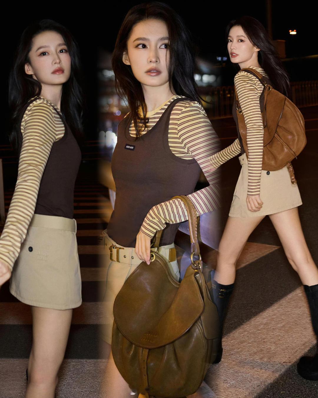 #时装周# 李沁启程巴黎时装周，受邀出席Miu Miu 2027春夏大秀。
条纹打底叠穿棕色背心，搭配卡其色短裙+长靴，穿搭巧思满满。棕色大包随步履晃动，live图直出状态绝佳，美感一目了然。静待沁沁秀场精彩亮相#大秀直击##巴黎时装周# ​