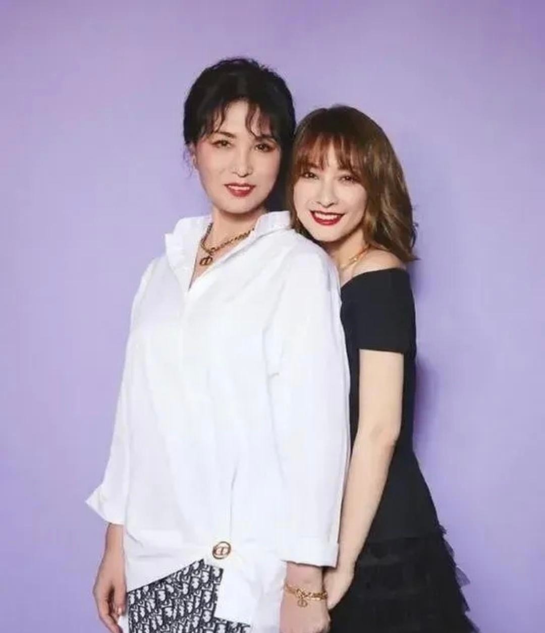 吴昕和妈妈的⁠‌合⁠照‏﻿，真被她妈惊艳到‌﻿⁠了。这‍‍气场也太强⁠‍了‌吧﻿，难‏﻿怪昕﻿‌昕子现在越来越‎自‍‏信了！ ​