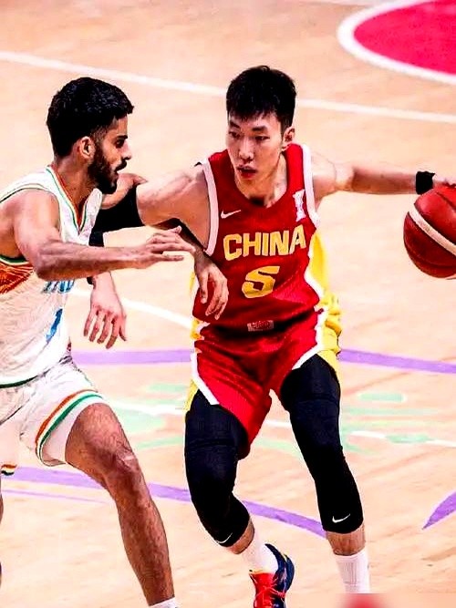 中国男篮赢球后，球员竟然公开认领黑称玩起梗。

8月31日打黎巴嫩，男篮89比87险胜。廖三宁拿了18分6个篮板，杨瀚森最后关头准绝杀。

赛后廖三宁发动态管自己叫“运20”，队友高诗岩跟着评论“高铁前来报道”。

直接把黑粉给整不会了，俩人心态真叫一个稳。

只要场上能拿出真本事赢球，自己把槽点先