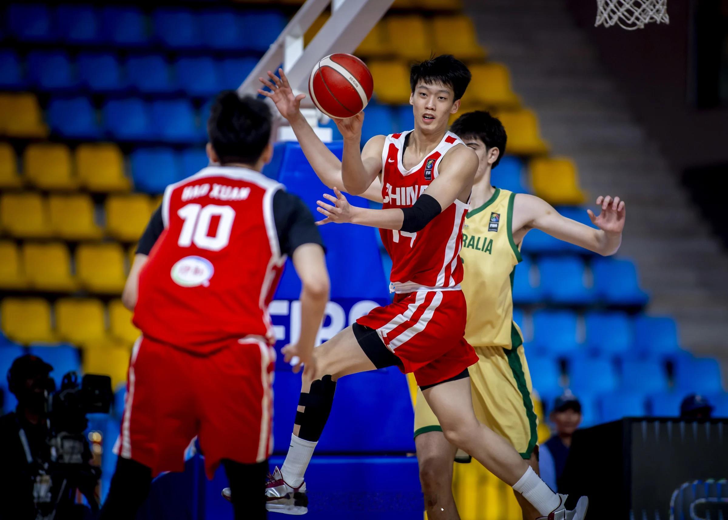 中国队获U18男篮亚洲杯亚军
来源：央视新闻客户端
北京时间8月23日晚，2026年国际篮联U18篮球亚洲杯决赛战罢，中国U18男篮79-89负于澳大利亚U18男篮，收获本届赛事亚军。
虽然决赛失利，但中国队在本届赛事中已经收获了2027年国际篮联U19篮球世界杯的参赛资格。
