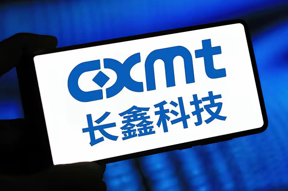 我刚看了一眼，长鑫科技的市值来到了3.82万亿元！而要说到长鑫这家公司，就必然离不开朱一明！
​在朱一明团队的带领下，中国存储芯片可以说是从无到有。如今全球AI产业大爆发，长鑫科技等一众国产芯片公司，也抓到了发展机遇。
​2026年二季度，长鑫DRAM营收146.24亿美元，环比暴增99.3%，全球市占率 ​