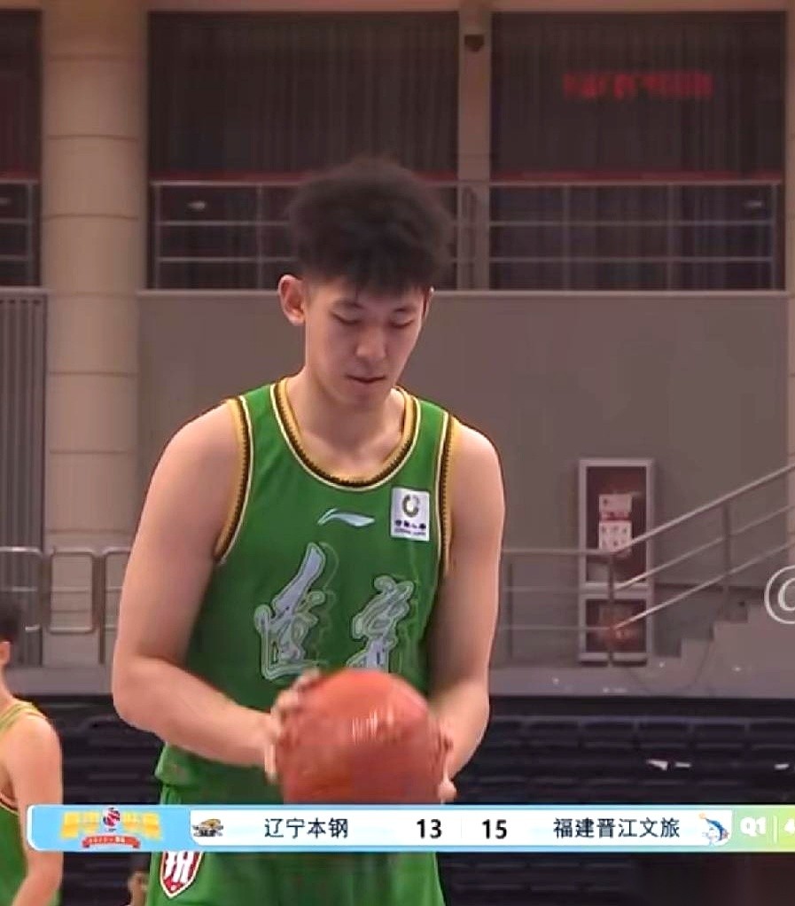 CBA夏季联赛青岛站这场球，辽宁男篮硬是把热身赛打出了悬疑片的感觉。
赵继伟缺阵，全华班出战。前三节的辽宁队失误频频，被福建队最多拉开9分差距，三节打完还落后6分。眼看局面就要滑向深渊，第四节哨声一响，场上风向猝然变了。
辽宁队在防守端就像突然上满了发条，死死掐住了对面的传球路线，转头就轰出一波摧枯