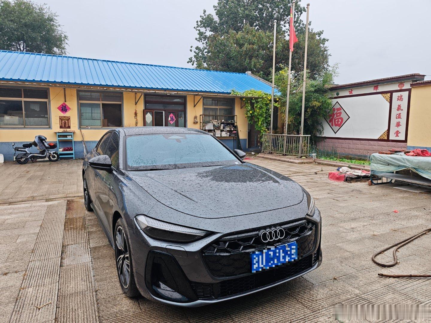#奥迪提车日记# 
刚提这台奥迪A5L没多久，简单说说真实的用车感受。最让我满意的是整车的运动外观，19寸轮毂看上去气场十足，内饰做工质感在线。座椅通风和加热功能实用性很强，夏日开车告别闷热，冬日也能快速获得舒适体感。动力调校平顺，城市道路代步很顺手，底盘支撑到位，过弯的时候稳定性很不错 ​