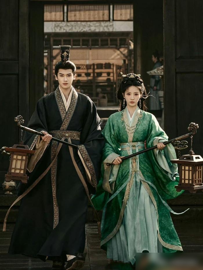 央视直接下场抢人了，田曦薇一个人演真假千金，还塞了个“恶女专业户”演她亲妈。
10月16号，《嫁金钗》上央视八套，优酷和网飞同步。这排面，古装宅斗多久没见过了。
田曦薇这回玩大了，流落市井的真千金阿丑，侯府锦衣玉食的假千金君黛，一张脸，两套命。
最绝的是毛林林，从《逐玉》里的婆婆，直接变这剧里