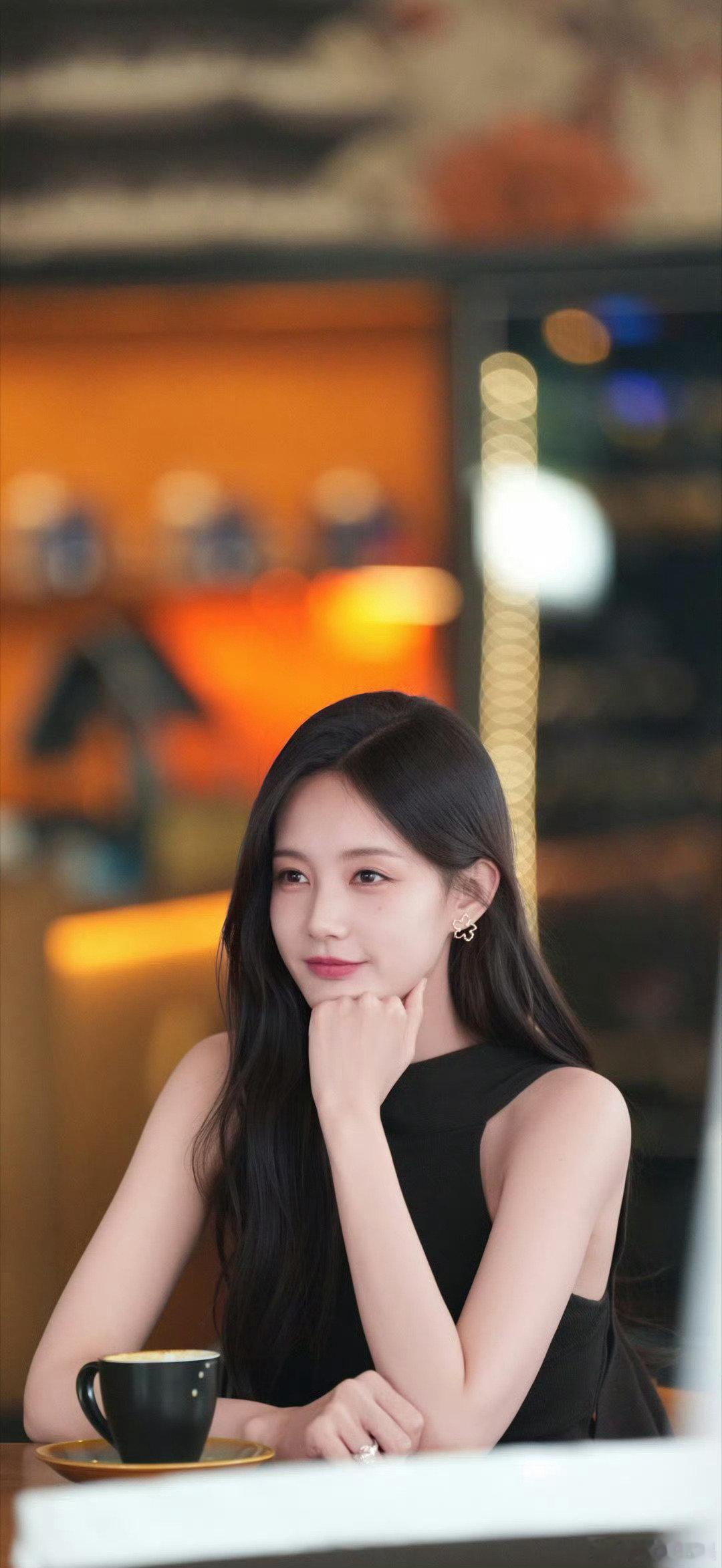 #李一桐聊美人余大结局的理解#🌷跳出情爱枷锁看待角色，李一桐分享对结局想法，传递独立自信的生活态度。 ​
