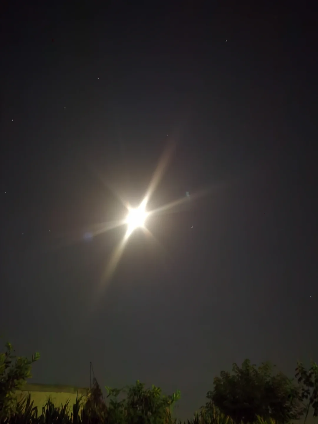 月亮南面这个星是土星。土星和月