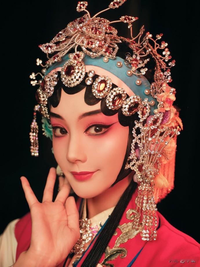 登场🎭我不是大师
 
帷幕拉开，棋局已定！万众期待的民国悬疑新剧《我不是大师》正式登场入局，打破传统民国剧叙事套路，以高能反诈棋局、层层反转的剧情，瞬间抓住全网目光，解锁全新的民国博弈盛宴。
 
当虚假命理横行乱世，当江湖骗局层层嵌套，所谓的玄学大师，不过是利欲熏心的谋局者。剧中邪恶组织天相派假