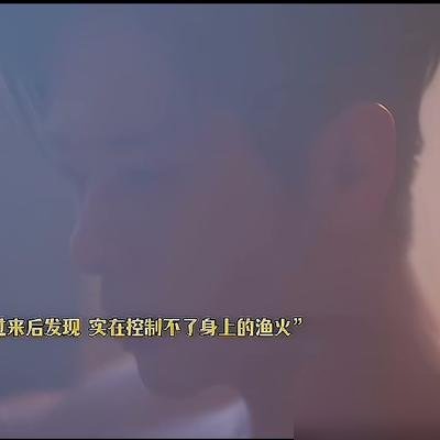 丞磊泡澡这段，花絮跟正片根本是两个人。
正片里虞昶轩泡在浴缸里，眼神压过来，水汽糊着镜头，一句台词没有，愣是把老套的强制拉扯戏演出了刀尖舔血的味儿。弹幕全在刷“这水不烫吗”“他看的是我还是枪”。
花絮一出来，画风直接崩了。导演喊卡，他从水里蹿出来第一句话是“烫死我了”，裹着浴巾原地蹦跶，鼻子呛了