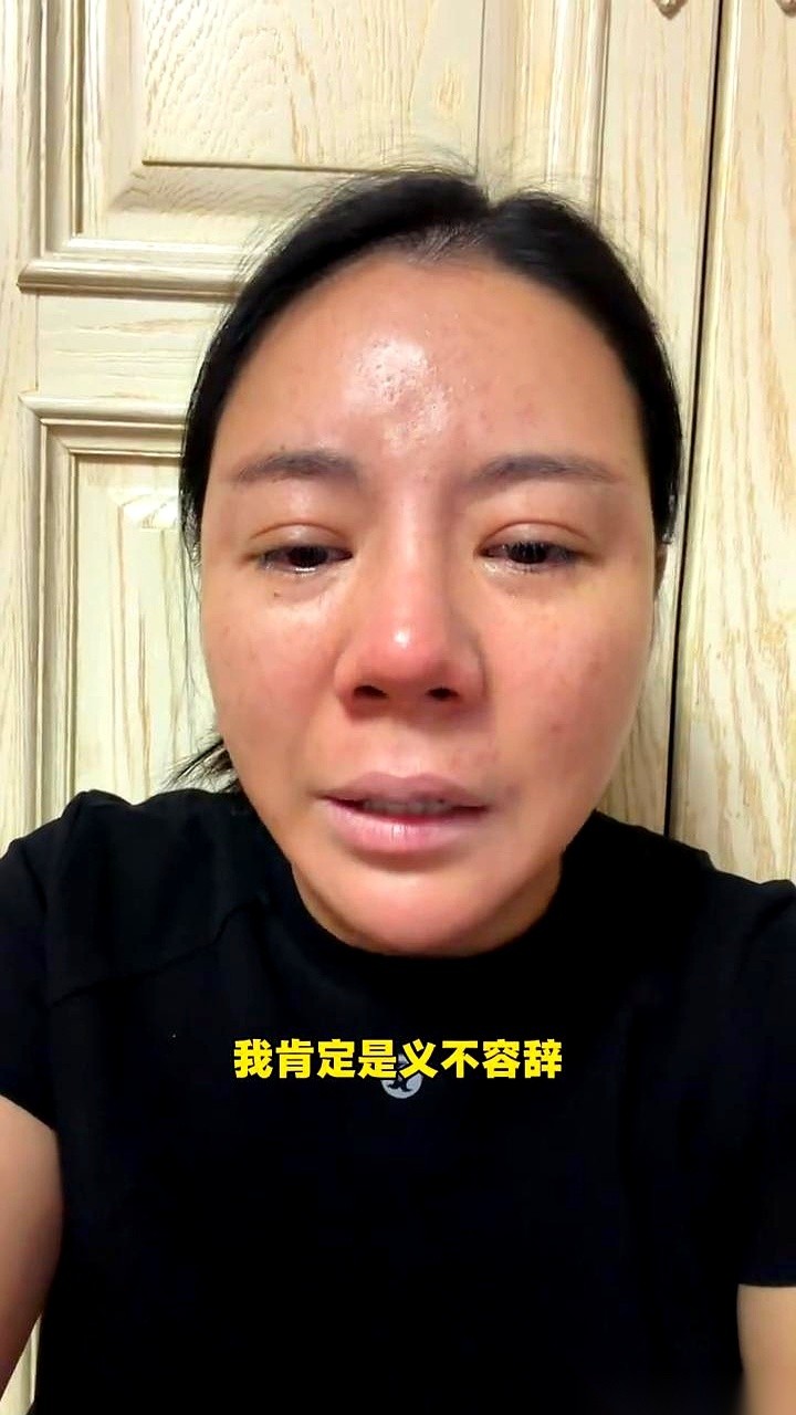 2026年9月2号，佟小喵对着镜头，死死咬着牙，连说了三遍：“都结束了”。
没有歇斯底里的互撕，也没有晒出什么雷神之锤，她跟二子这整整十年的感情，就这么生生画上了句号。
一段十年的路走到头，她没去算到底谁亏欠了谁，只甩出四个字：缘分尽了。
镜头里，这个平时做事“一是一，二是二”的直脾气女人，硬生生把