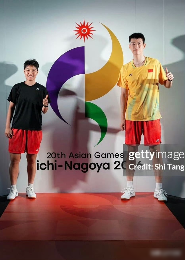 一张亚运会合照，网友全在扒冯彦哲的择偶标准。说他个高腿长、脸也扛得住镜头，评论区直接拉来魏雅欣、陈芳卉匹配八字。看脸拉郎，真不关心人家球打得多硬。
冯彦哲跟黄东萍这队凤凰组合，2022年搭上，三年多时间混双世界排名干到过第一。杭州亚运会拿铜牌，男团金牌有他一块。9月6日中国大师赛决赛，2比0横扫马