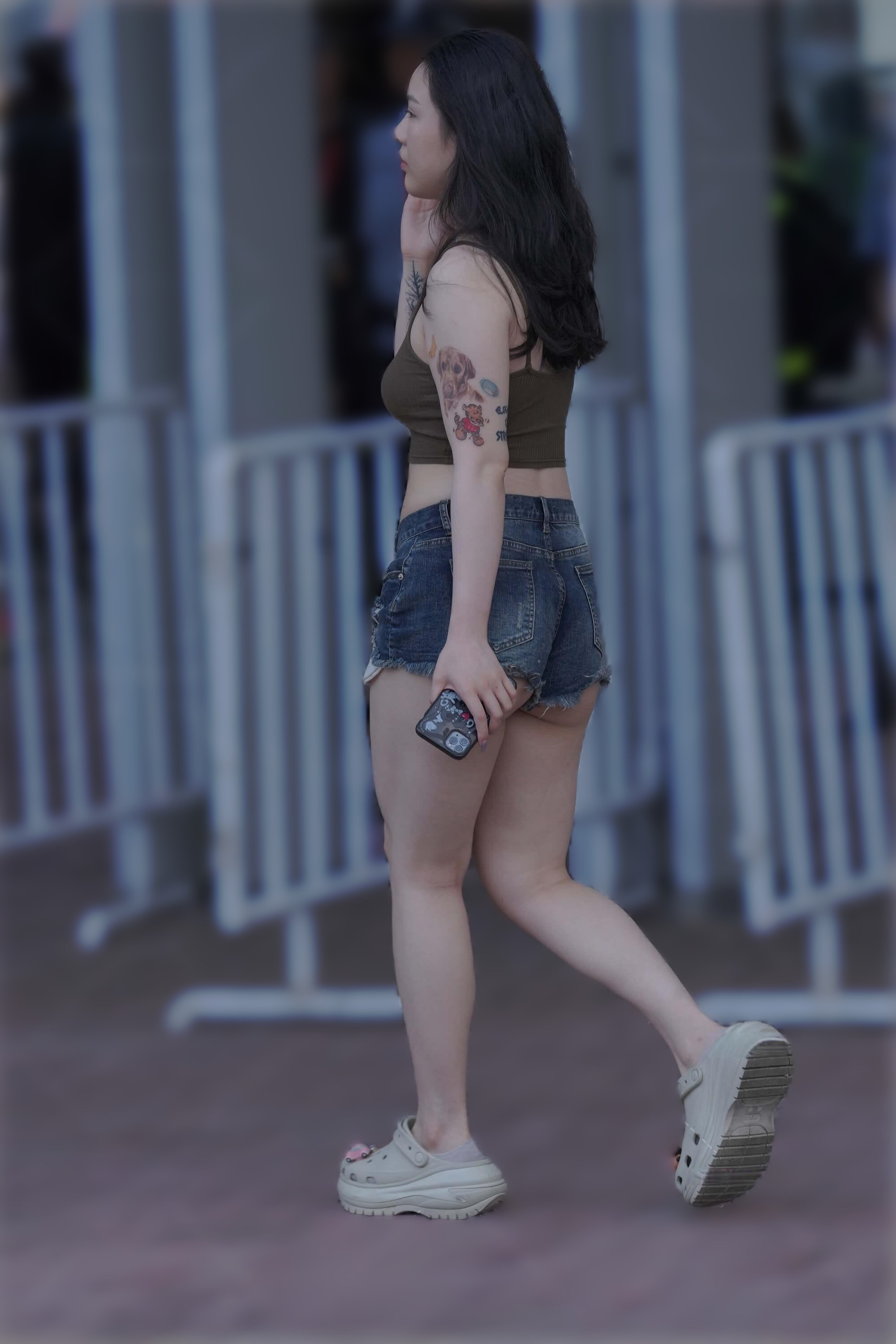 肉感大腿与热裤边缘勾勒出迷人的弧度，那不是骨感的美，是棉花糖般柔软丰...