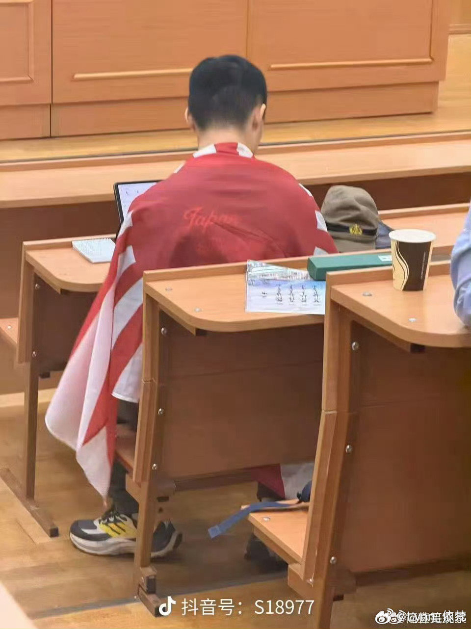 #身披旭日旗中国留学生或被开除遣返#
这道歉怎么看都言不由衷，还戴墨镜戴口罩！明显就是受舆论所迫，不得已为之，非真心认错！南京人，历史系，还有朋友圈满满的精日内容，这种人还是直接开除国籍吧！留着都是祸害！不接受任何道歉！ ​