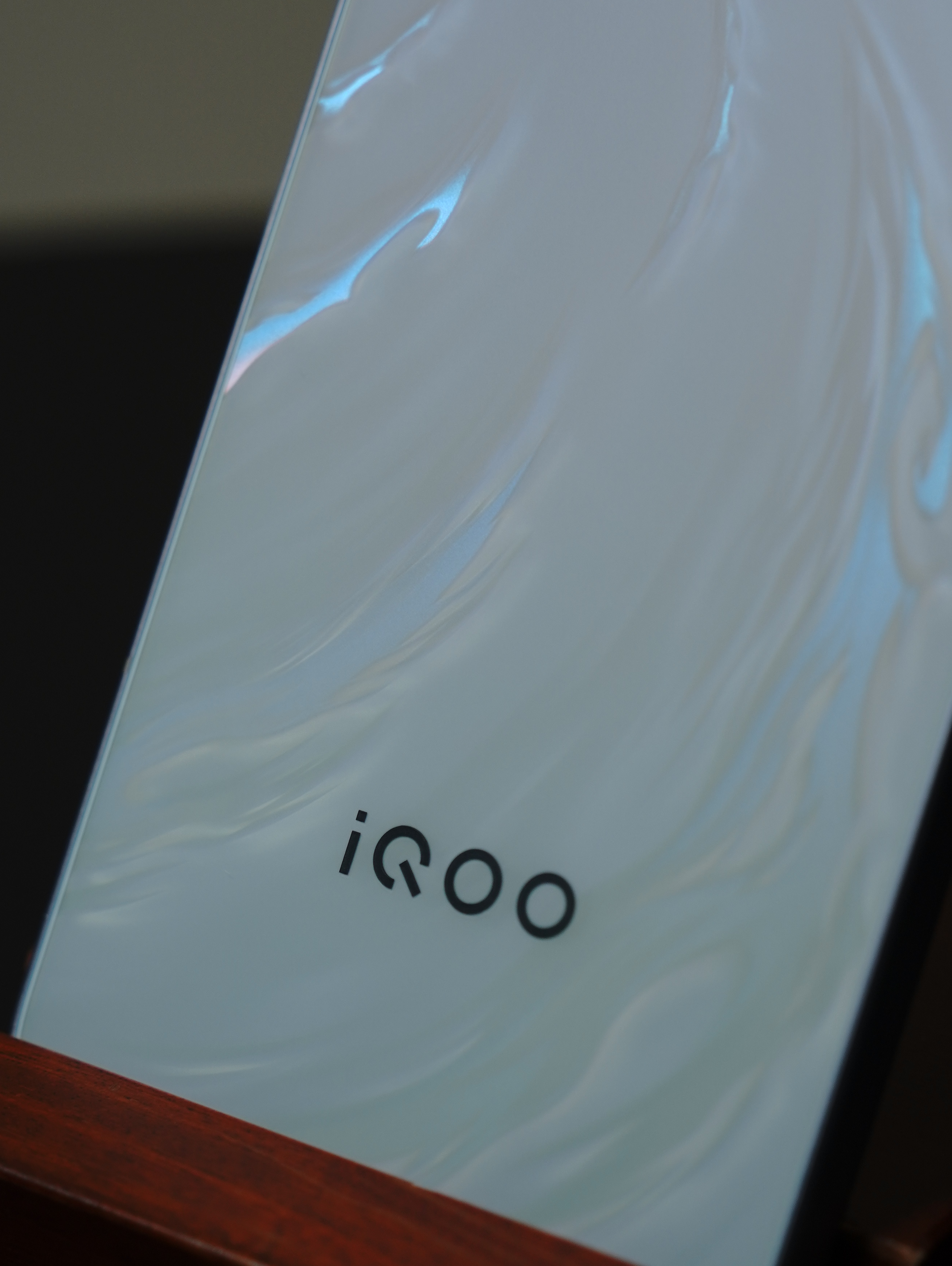 【iQOO Neo11 至尊版图赏】

这次性能旗舰也开始认真卷设计。从外观来看，这款新机最大的亮点，就是采用了蓝厂全新的结构色彩工艺，通过后盖内部纹理与光影变化，实现类似3D流光的视觉效果。随着观看角度变化，机身背部会呈现出动态流转的光泽，不再是传统简单渐变配色。

作为此次主推配色，“乘风” ​